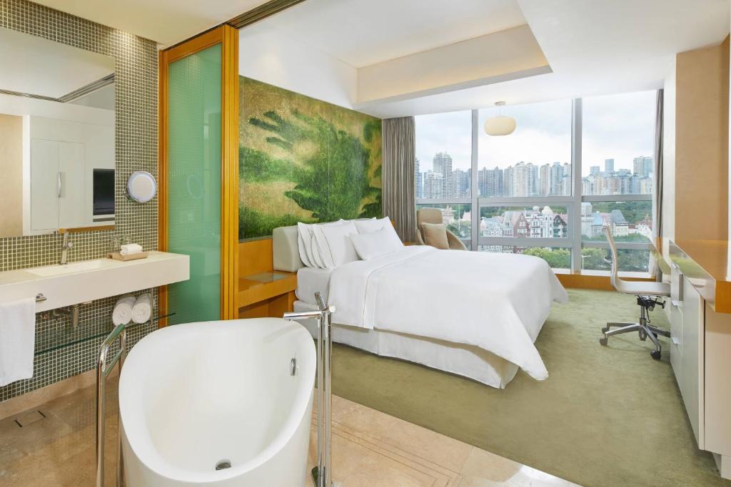 Postel nebo postele na pokoji v ubytování The Westin Shenzhen Nanshan