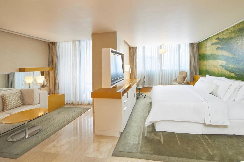 Postel nebo postele na pokoji v ubytování The Westin Shenzhen Nanshan