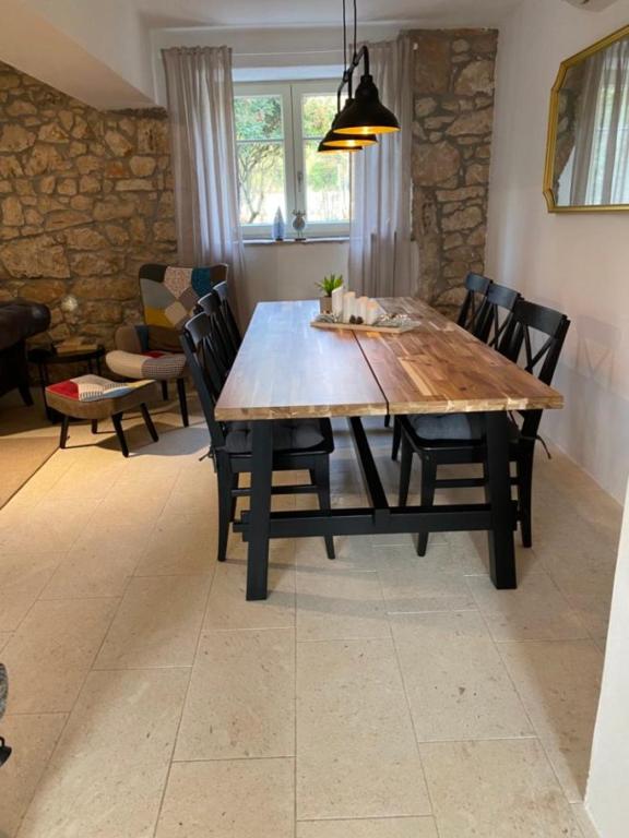 Posedenie v ubytovaní Wellness House Oliva with heated salt water Pool, Sauna & Jakuzzi