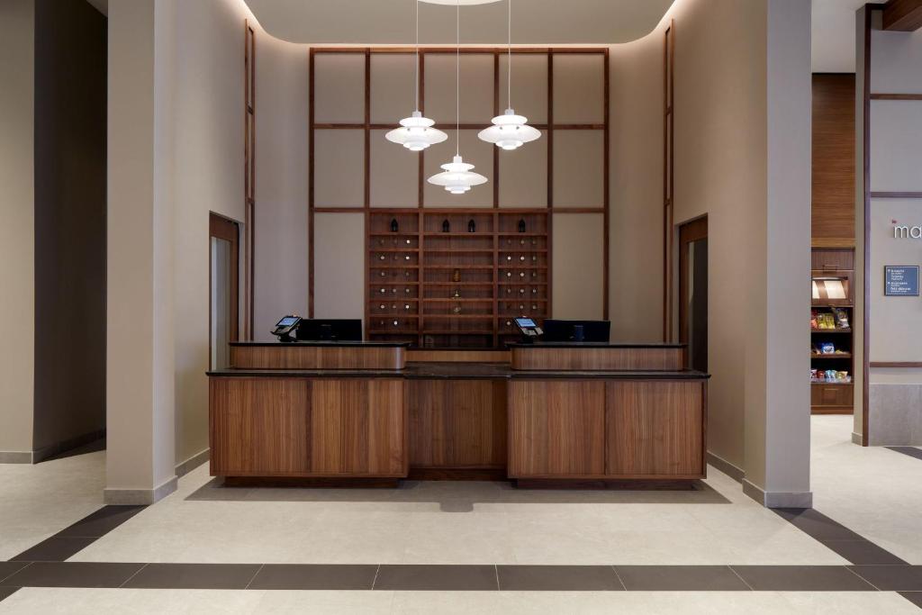 - un hall avec un bureau dans un bâtiment dans l'établissement Residence Inn by Marriott Montreal Midtown, à Montréal
