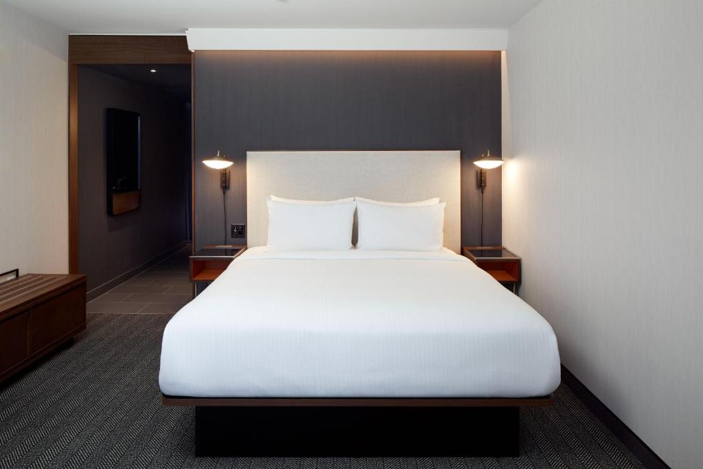 Postel nebo postele na pokoji v ubytování Residence Inn Montreal Midtown