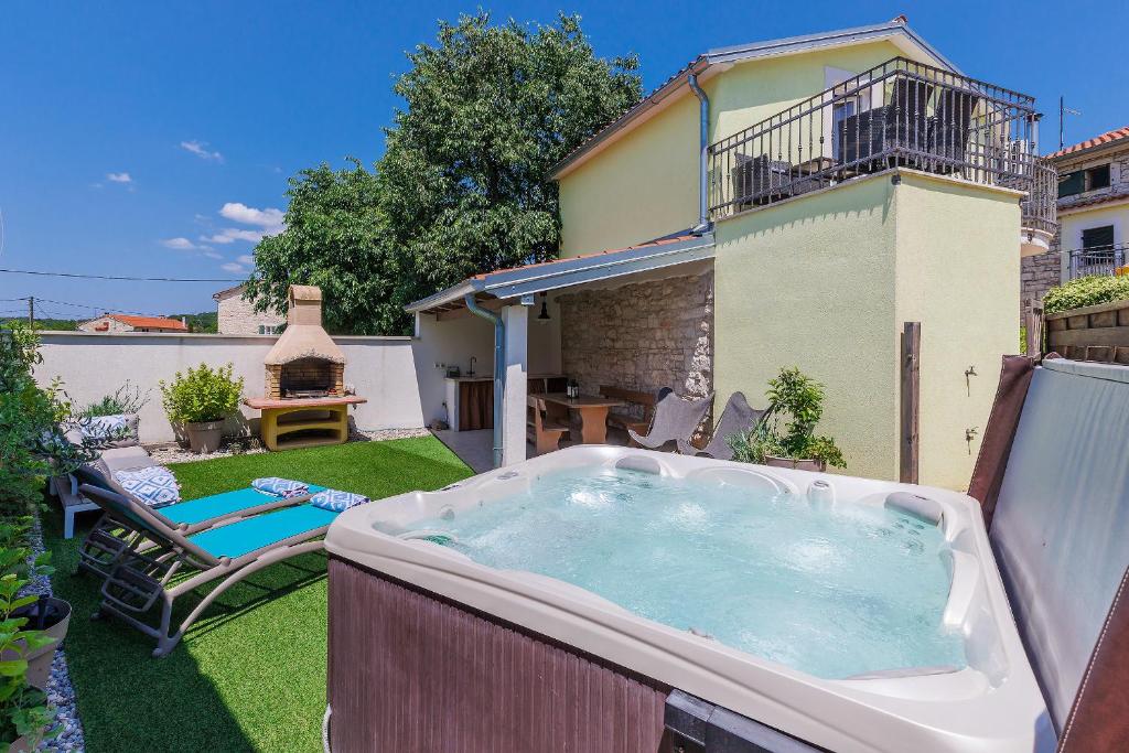 wanna z hydromasażem na podwórku domu w obiekcie House Ana w mieście Kanfanar