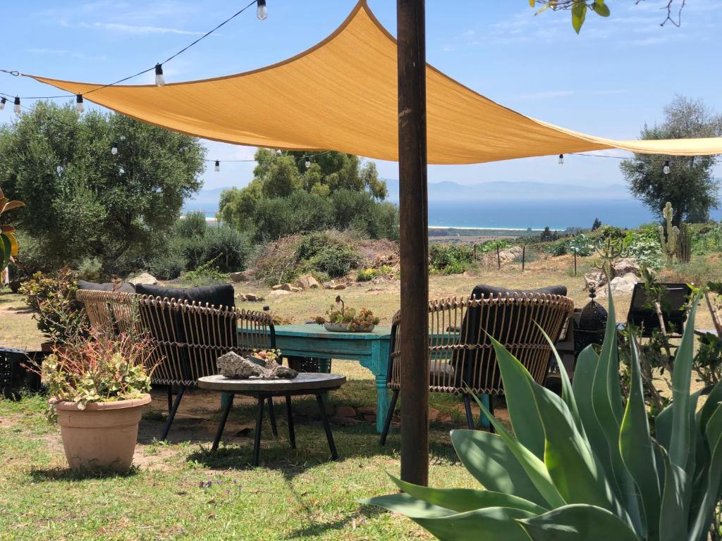 un patio con mesa y sillas debajo de una tienda de campaña en Eco Spirit, en Tarifa