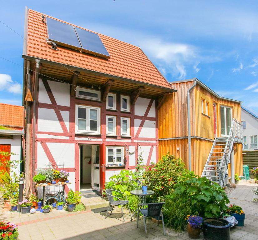 una casa con un panel solar en el techo en Ferienhaus- die KATE in Barth am Bodden, en Barth