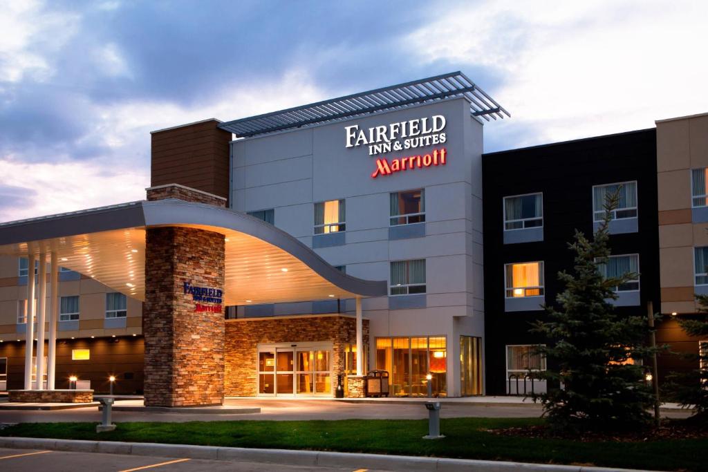 eine Darstellung des Eingangs zu einem Gebäude in der Unterkunft Fairfield Inn & Suites by Marriott Lethbridge in Lethbridge