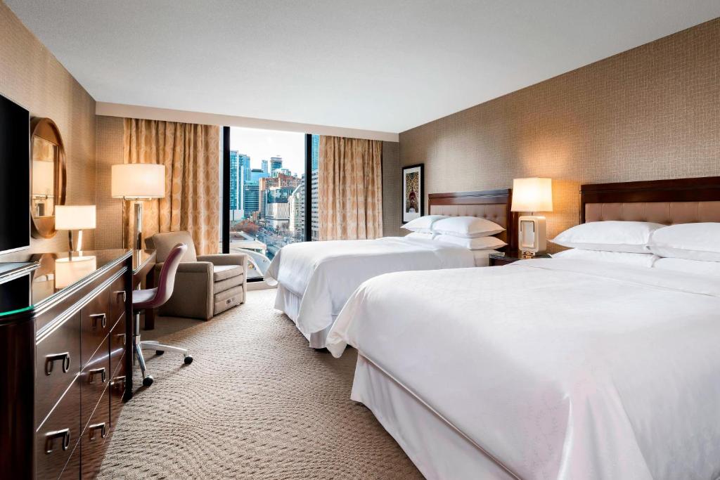 Postel nebo postele na pokoji v ubytování Sheraton Centre Toronto Hotel