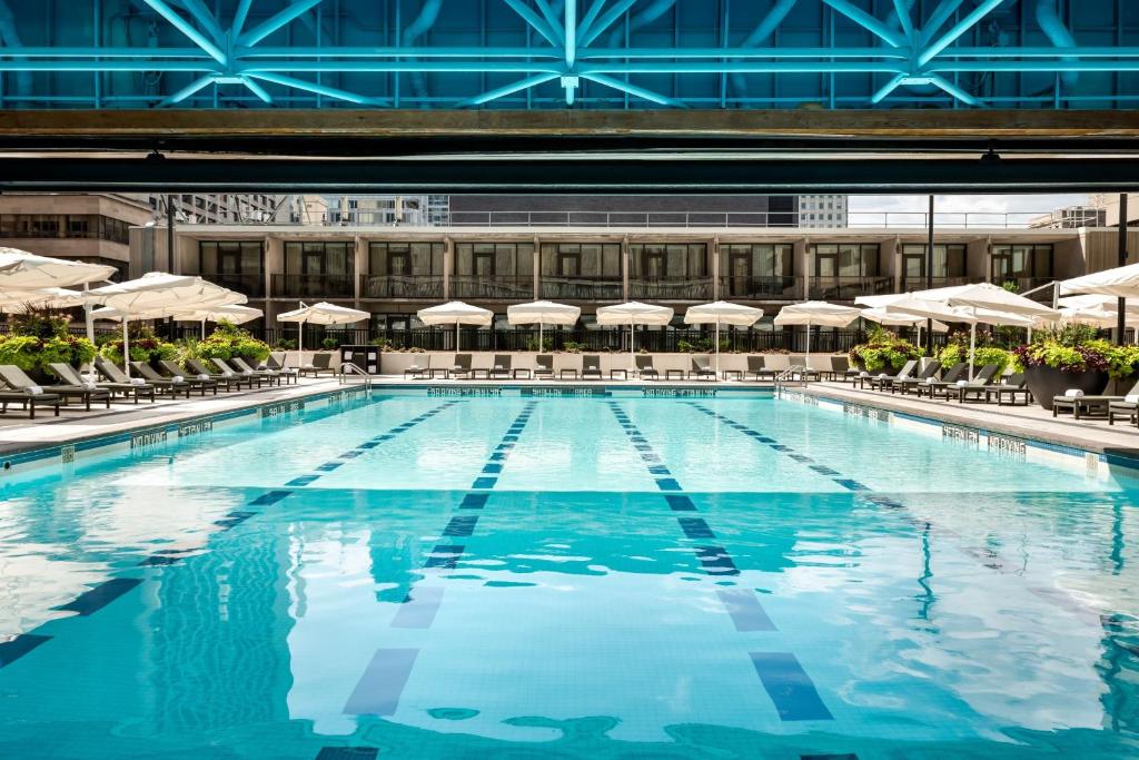 une grande piscine avec des chaises et des parasols dans l'établissement Sheraton Centre Toronto Hotel, à Toronto