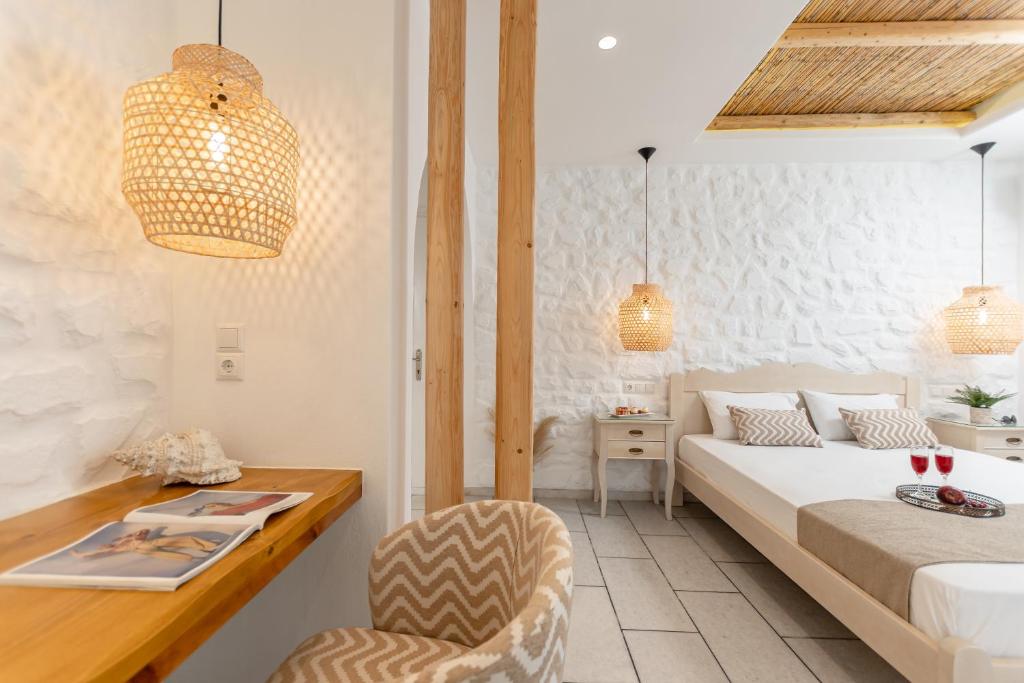 1 dormitorio con 1 cama y escritorio con silla en Summer Memories Studios en Naxos