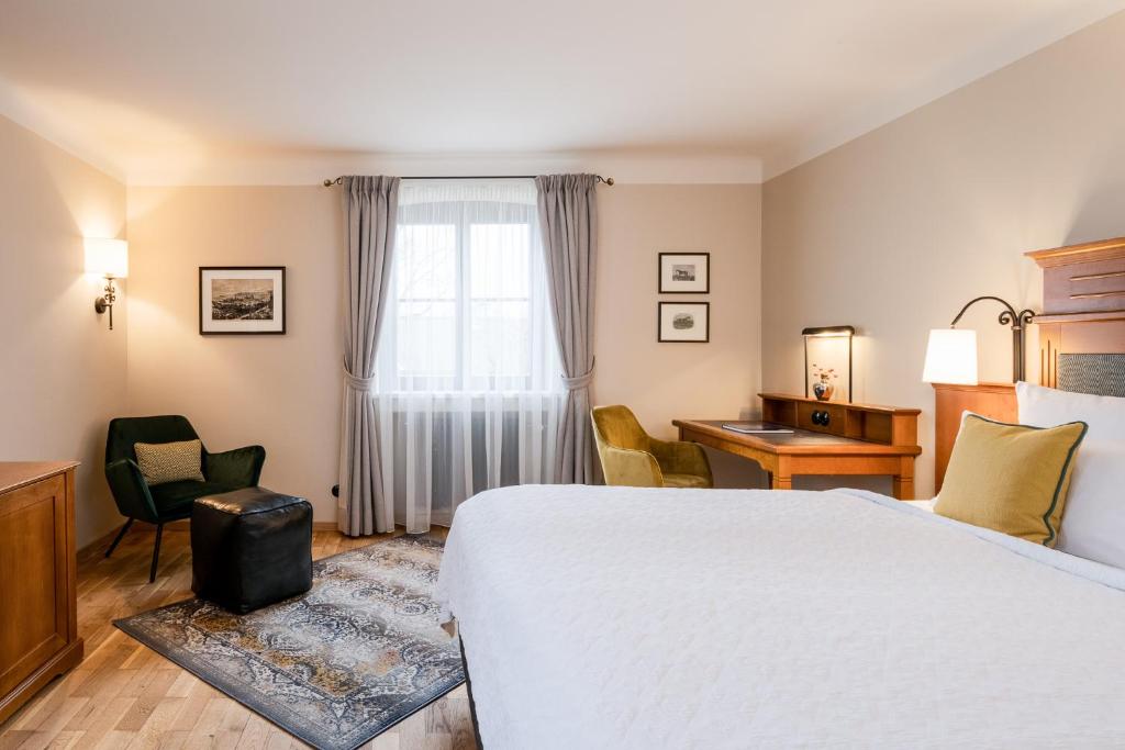 Postel nebo postele na pokoji v ubytování Hotel Gut Ising