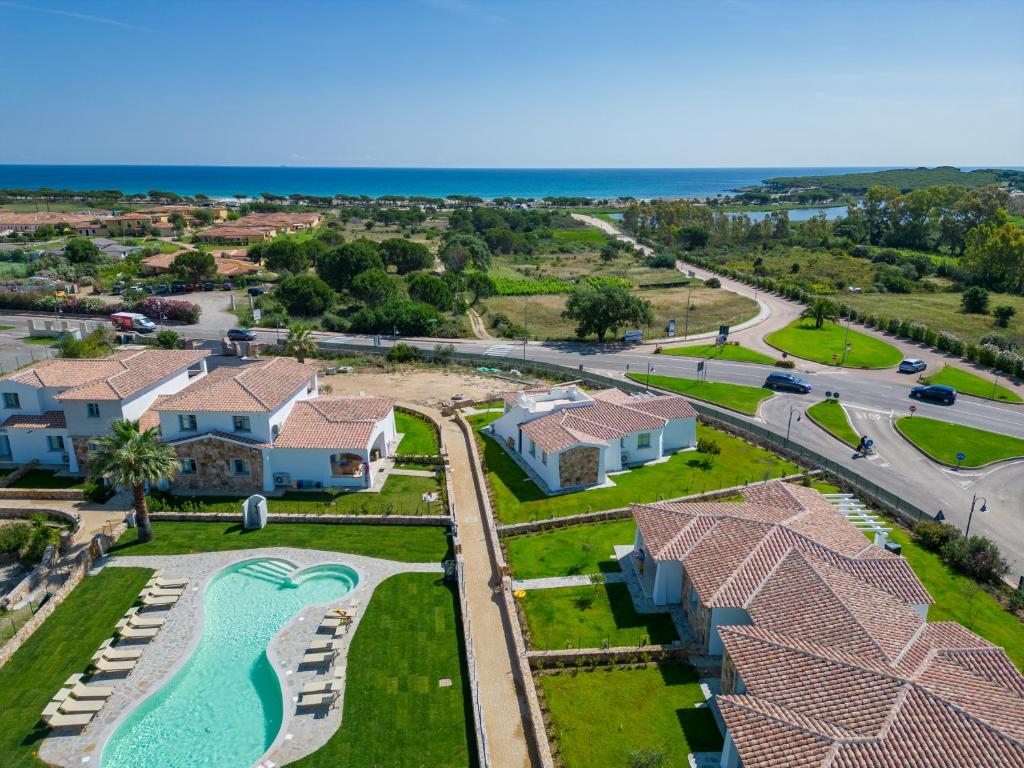 een luchtzicht op een villa met een zwembad en een resort bij ENAJA - Luxury Retreat in Budoni