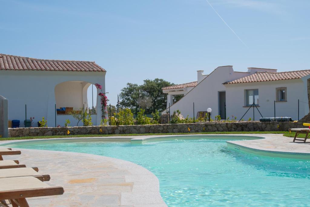 Bazén v ubytování ENAJA - Luxury Retreat nebo v jeho okolí