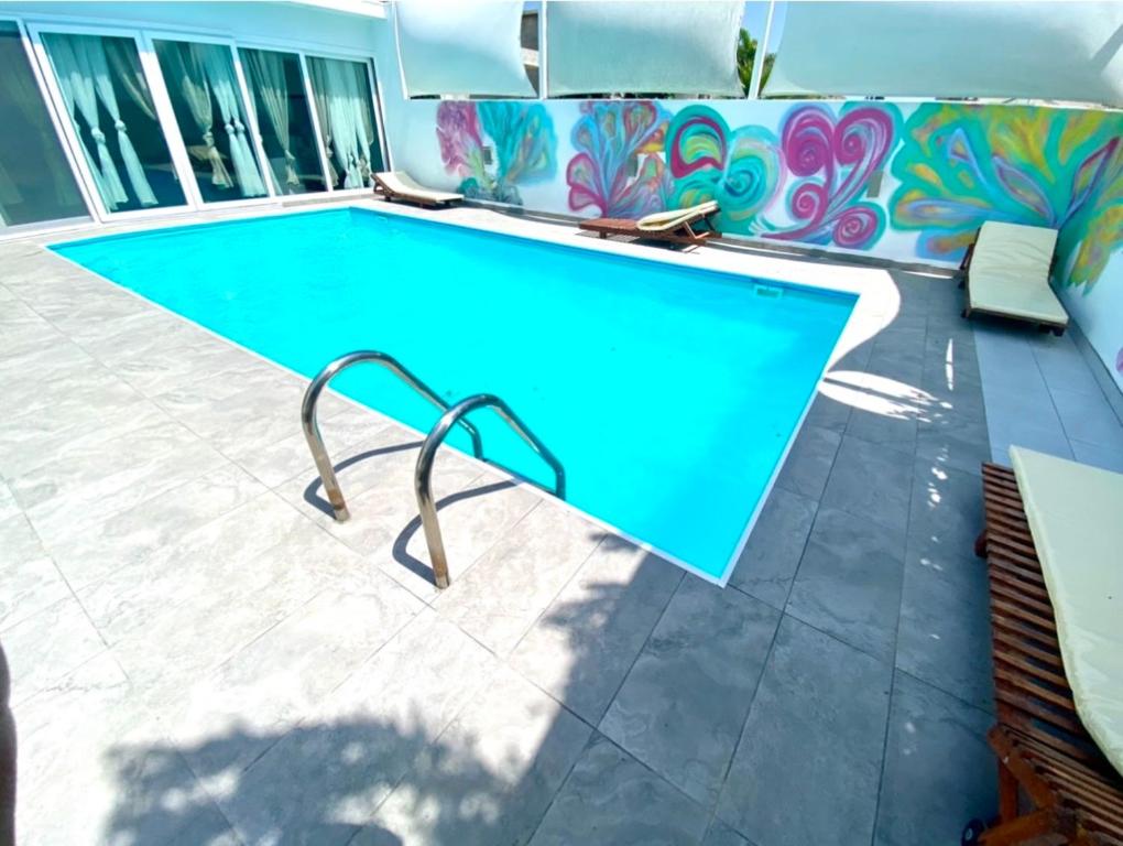 Bazén v ubytování Exclusive Villa Larnaca - 8 plus sleeps - 2 min from BEACH - Big Private Pool nebo v jeho okolí