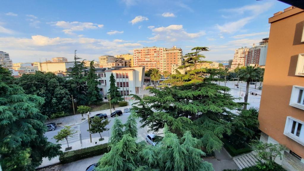 uma vista para uma cidade com árvores e edifícios em ~Villa Gloria~ em Durrës