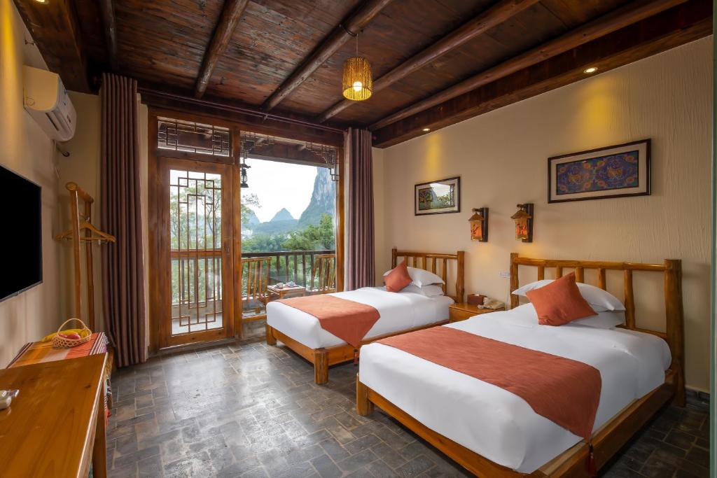Postel nebo postele na pokoji v ubytování Yangshuo River Lodge Hotel-Free pick up from Yangshuo Area over three nights