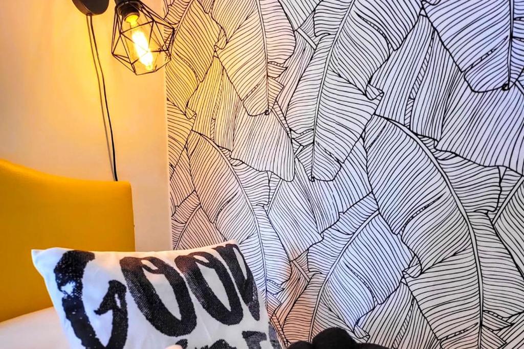 una almohada sentada en una cama junto a una pared en Studio 38 - Urban Living in the Heart of Brighton en Brighton & Hove