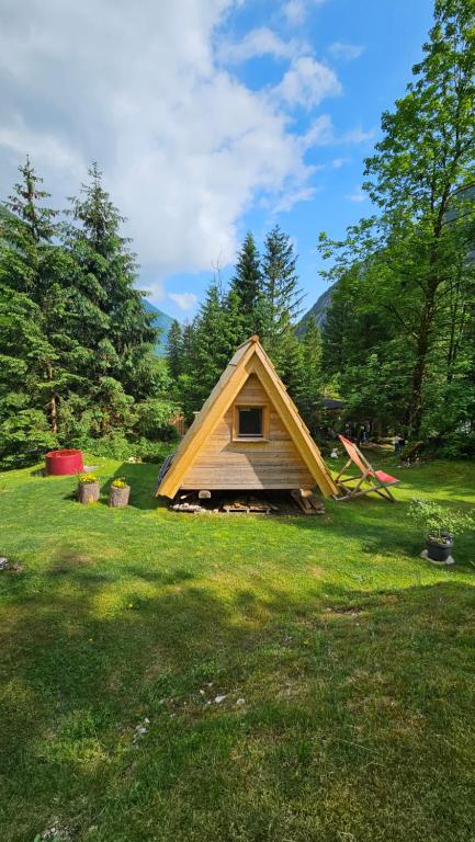 een tent in het midden van een grasveld bij U KONC in Stahovica