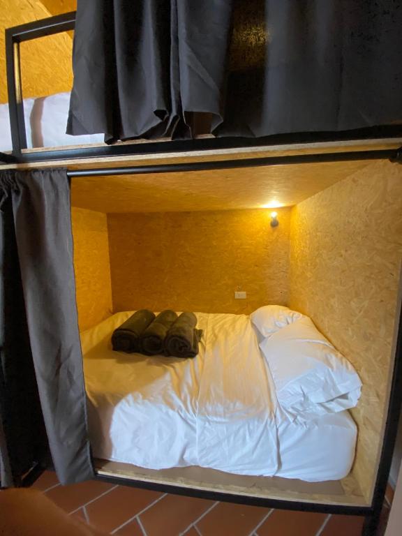 Postel nebo postele na pokoji v ubytování banana hostel