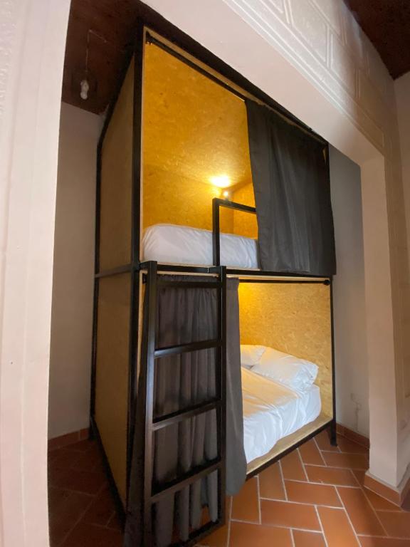 Postel nebo postele na pokoji v ubytování banana hostel