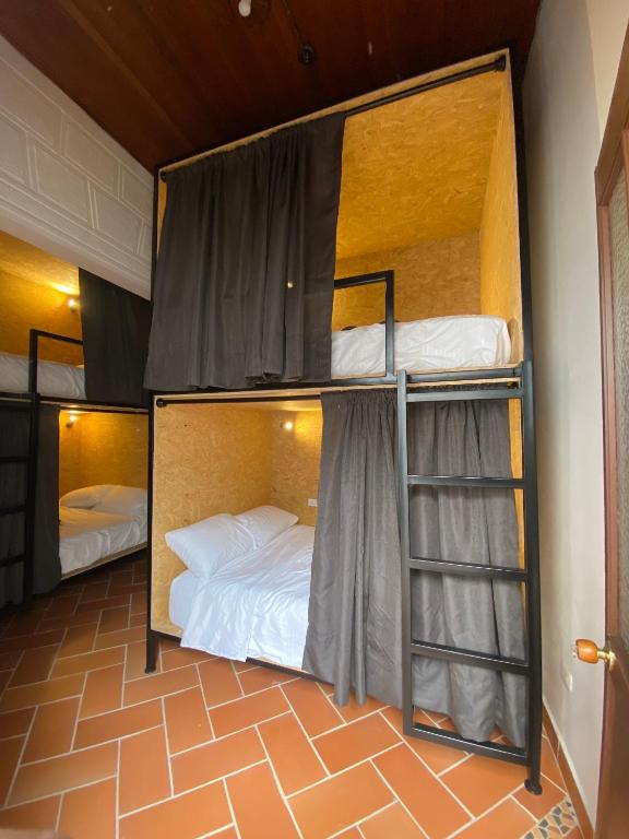 Postel nebo postele na pokoji v ubytování banana hostel