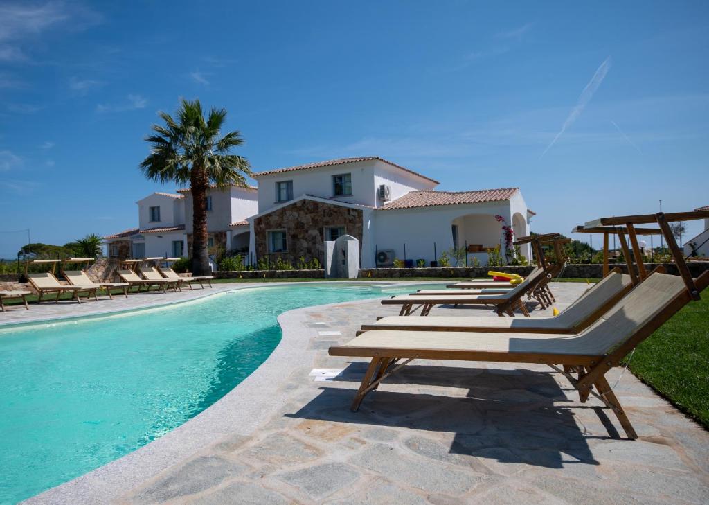 Bazén v ubytování ENAJA - Luxury Retreat nebo v jeho okolí