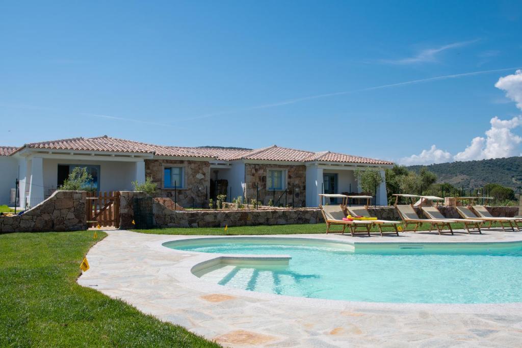 Bazén v ubytování ENAJA - Luxury Retreat nebo v jeho okolí