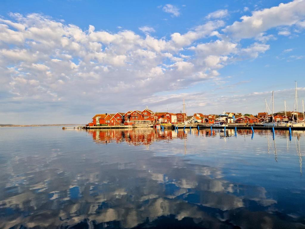 un grupo de casas en un muelle sobre un cuerpo de agua en Hotell Käringön, en Käringön