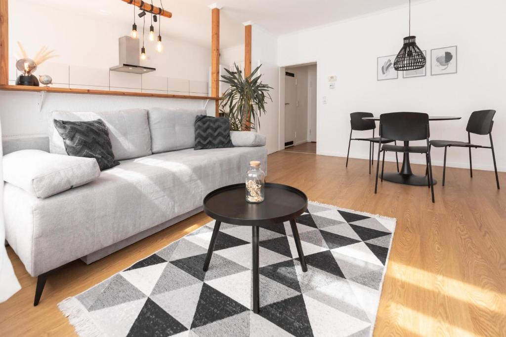 a living room with a couch and a table at Koje Drei I Zentrales Apartment mit Parkplatz in Bremerhaven