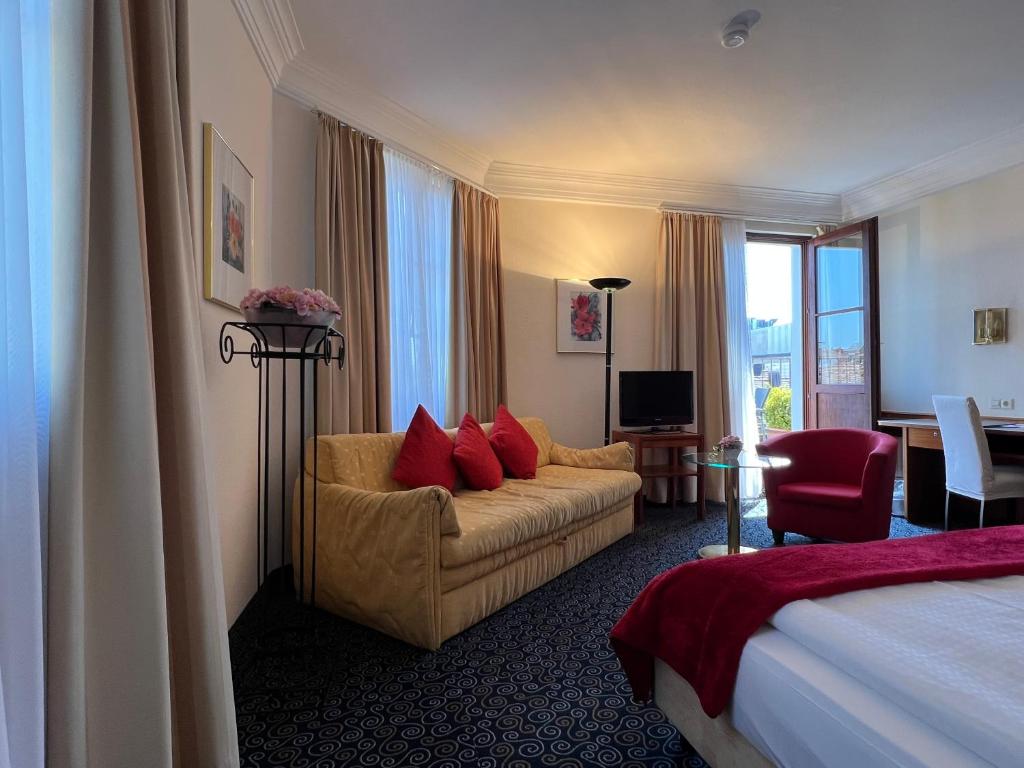 Postel nebo postele na pokoji v ubytování Stadthotel