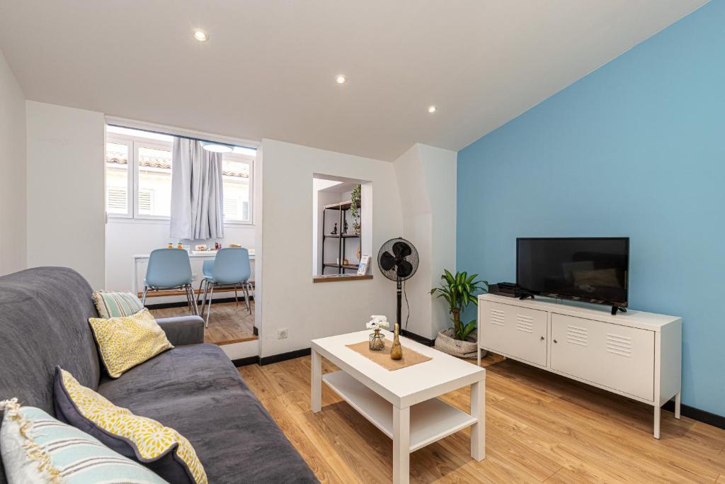 un salon avec un canapé et une télévision dans l'établissement Old Town Studio, à Nice