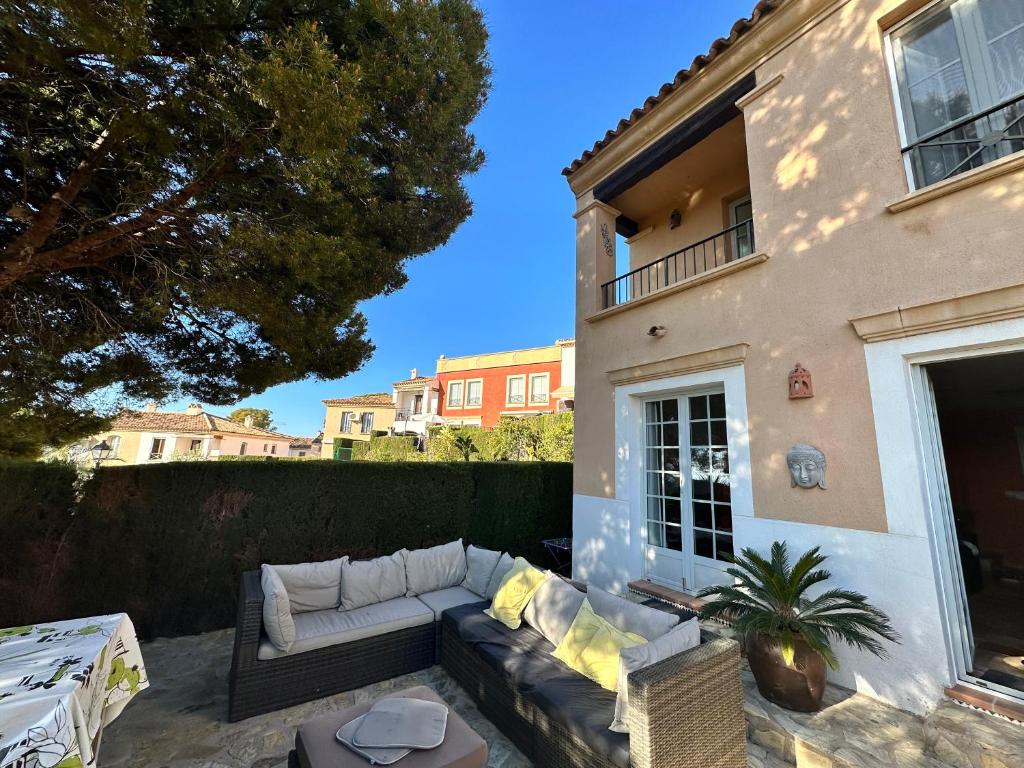 eine Terrasse mit einem Sofa vor einem Haus in der Unterkunft Casita El Mirador in Cala de Finestrat