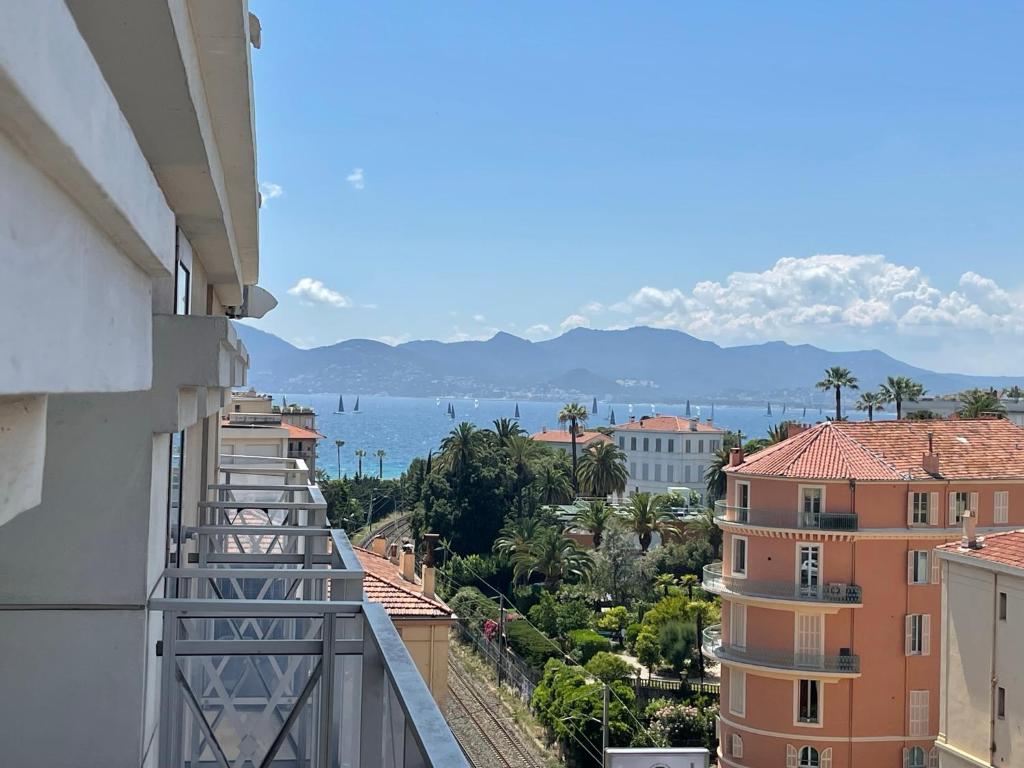 una vista dell'oceano dal balcone di un edificio di Studio Balcon Centre Plage a Cannes