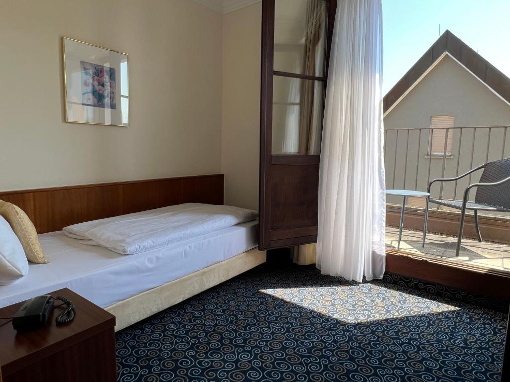 Postel nebo postele na pokoji v ubytování Stadthotel