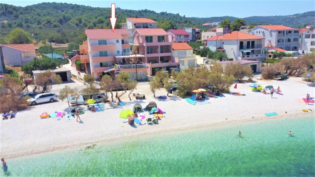 - une vue aérienne sur une plage avec des personnes dans l'établissement Marinovi dvori, à Slatine