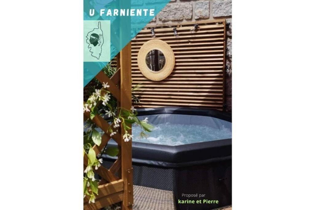uma banheira de hidromassagem numa casa de pássaros em Rez de maison/jacuzzi privé/patio fleuri em Olivese