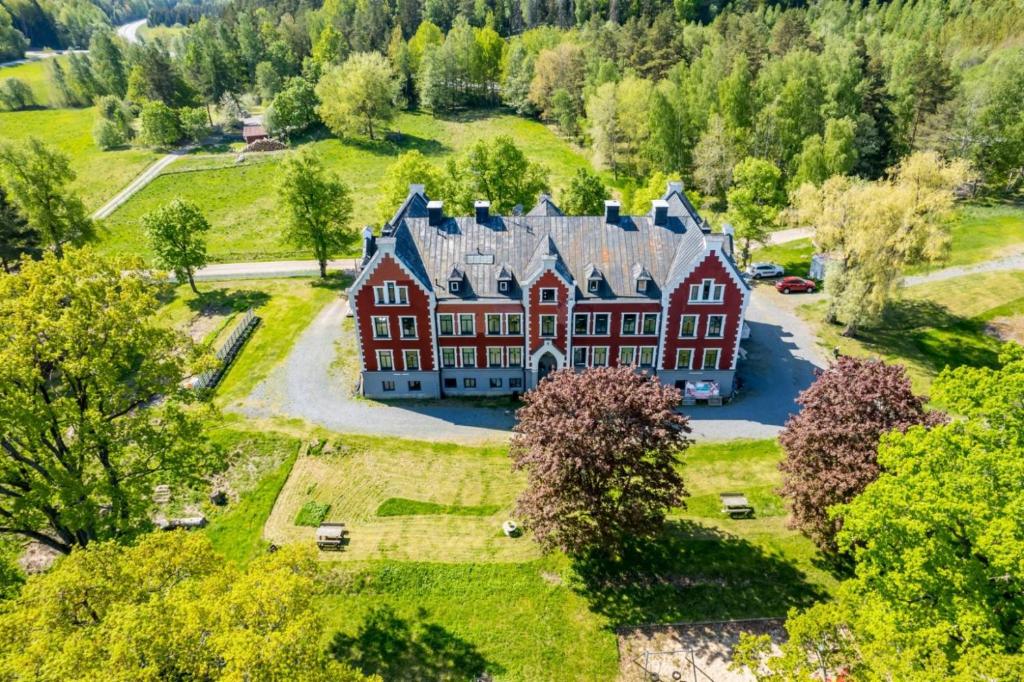 eine Luftansicht eines großen Hauses auf einem Hügel in der Unterkunft Hotell Hof in Örebro