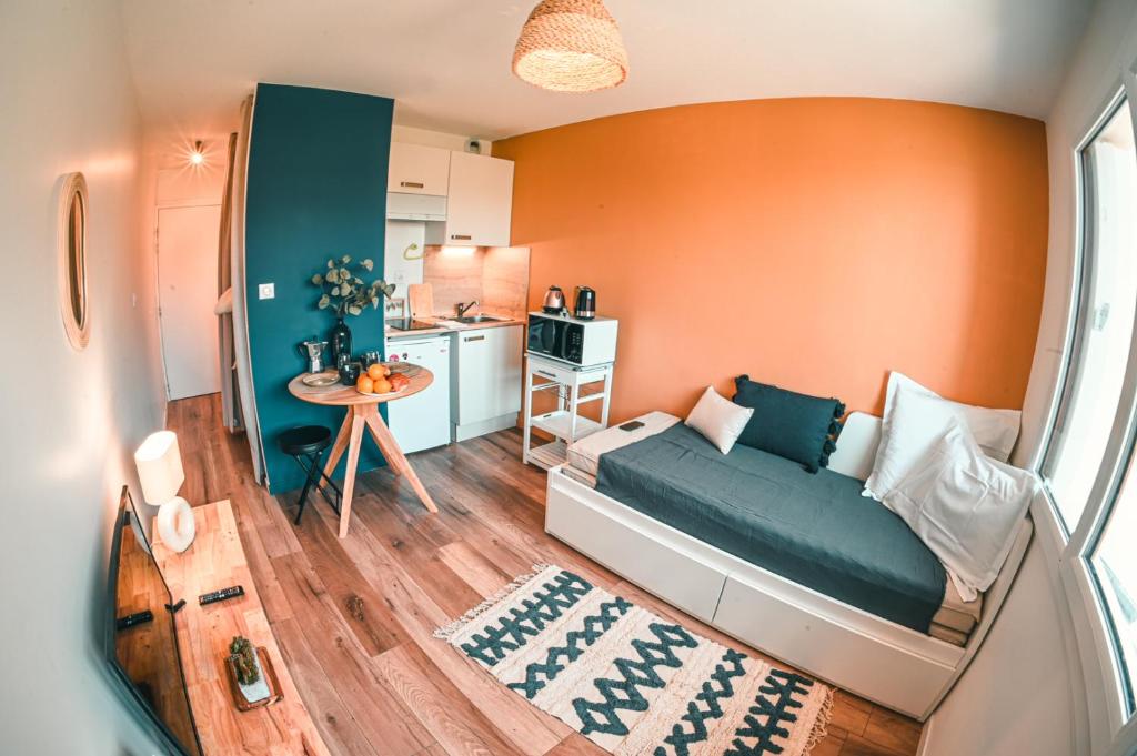 een kleine kamer met een bed en een keuken bij Studio Falquet - Proche vieille ville in Annecy