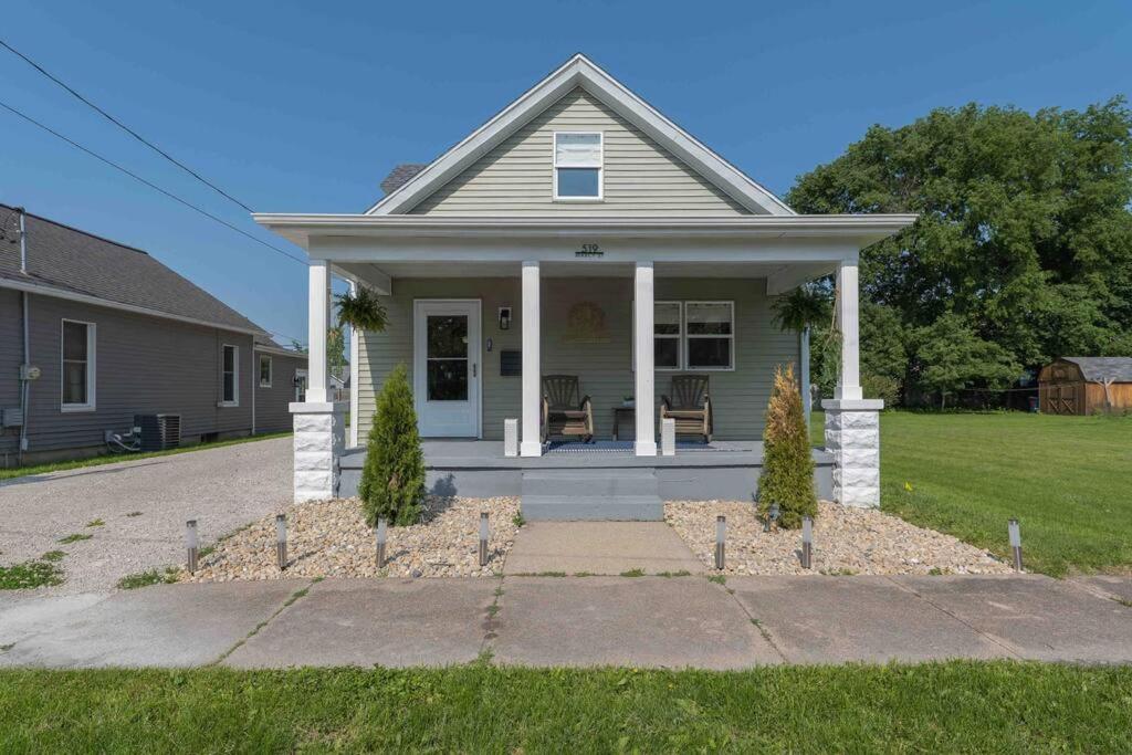 a small house with a porch with a lawn at Home 15 min from Starved Rock and Chicago Skydive! in Ottawa