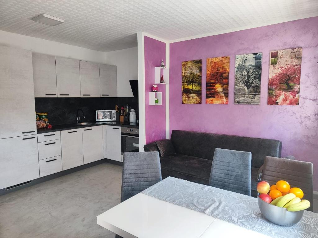 cocina y comedor con mesa y sillas en Best Buy Apartments Fažana Valbandon, en Fažana