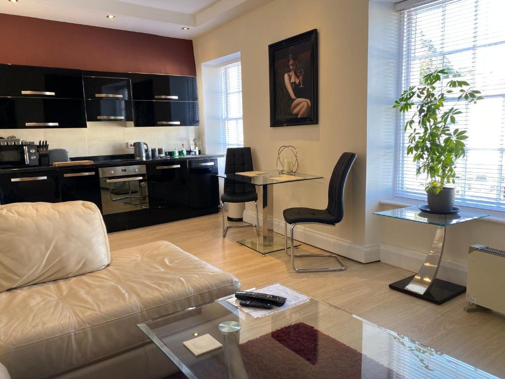 una sala de estar con un sofá y una mesa en The Penthouse at Ty Gwyn, en Llandudno