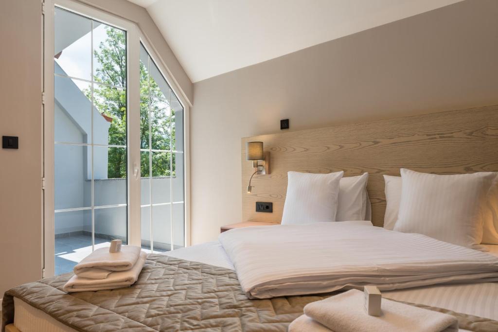 Postel nebo postele na pokoji v ubytování Emilia Lux Rooms