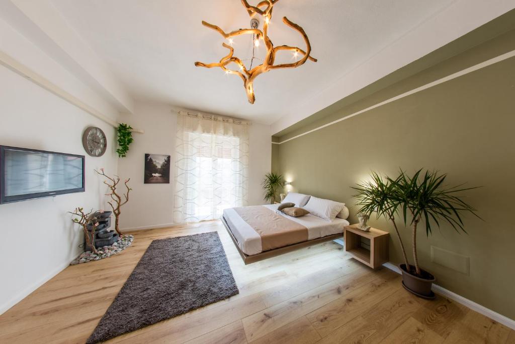 um quarto com uma cama e um lustre em B&B DOMUS DEIANAS em Cagliari