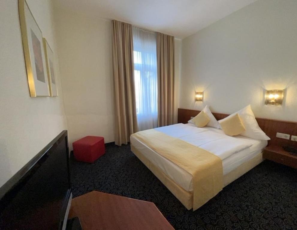 Postel nebo postele na pokoji v ubytování Stadthotel