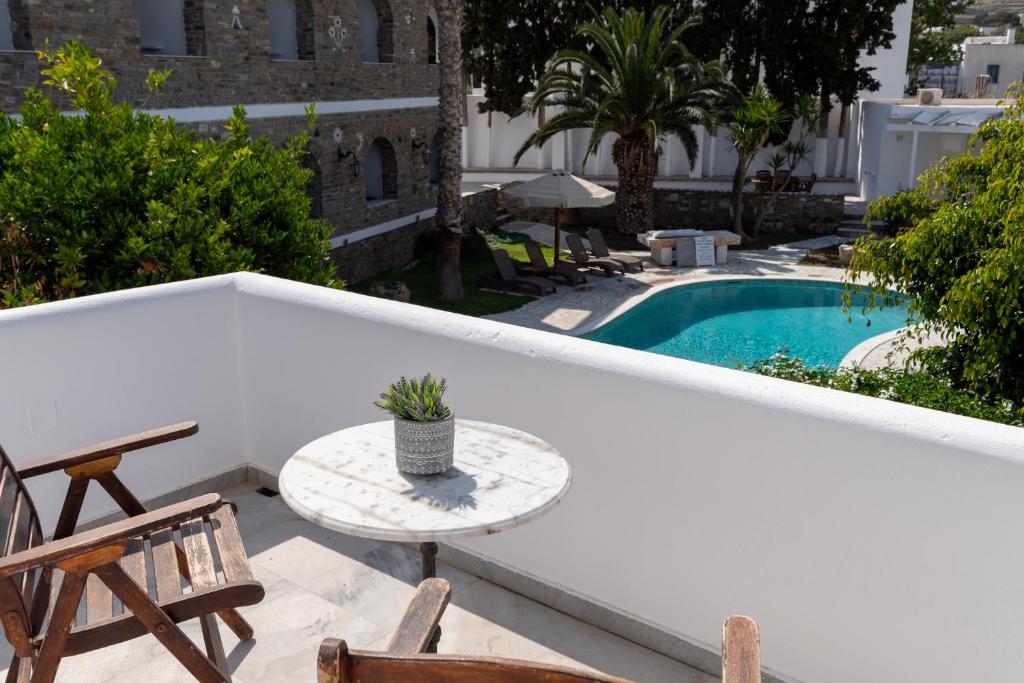 Bazén v ubytování Galinos Hotel for adults only nebo v jeho okolí
