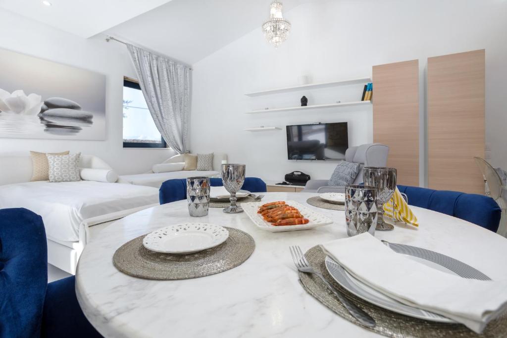 Televízia a/alebo spoločenská miestnosť v ubytovaní Dion Villa - Pool & Jacuzzi - Sleeps 4 - Zakynthos