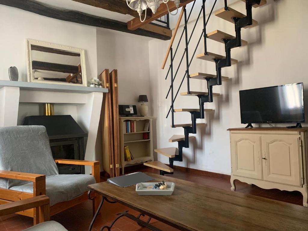 Televízia a/alebo spoločenská miestnosť v ubytovaní Gîte de Bel air Farges en septaine