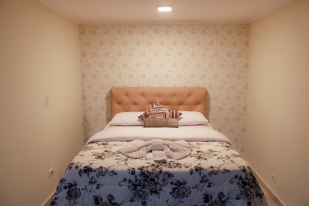 Un dormitorio con una cama con una cesta. en Pousada Villa Paty - Campos do Jordão, en Campos do Jordão