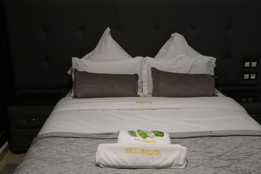 Una cama o camas en una habitación de Hôtel Mansour