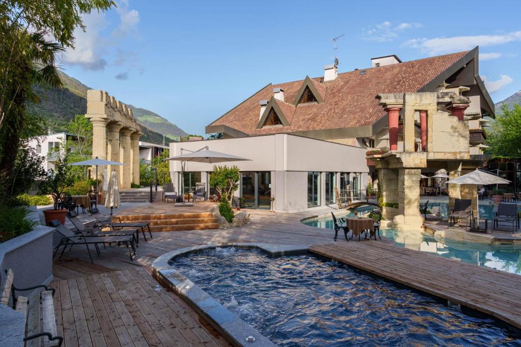 Bazén v ubytování Hotel Vier Jahreszeiten nebo v jeho okolí