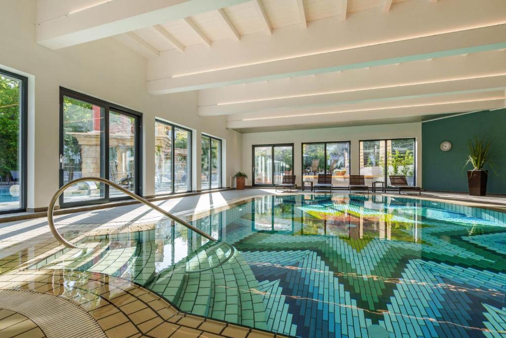 Bazén v ubytování Hotel Vier Jahreszeiten nebo v jeho okolí