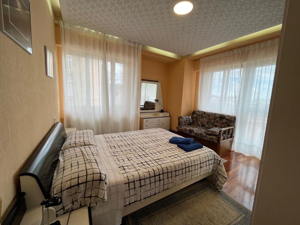 ein Schlafzimmer mit einem Bett, einem Stuhl und einem Fenster in der Unterkunft Gran Apartamento con vistas a la Catedral de Burgos ATUAIRE in Burgos